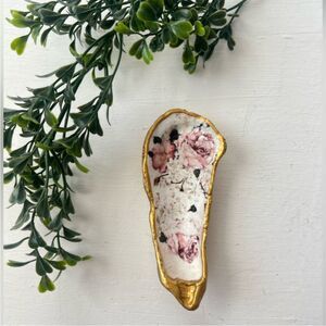 •3/$25• NWT Floral Decorative 4” Oyster Shell Jewelry Dish